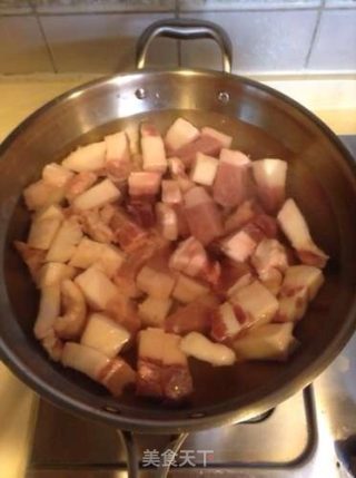 板栗红烧肉的做法步骤：1