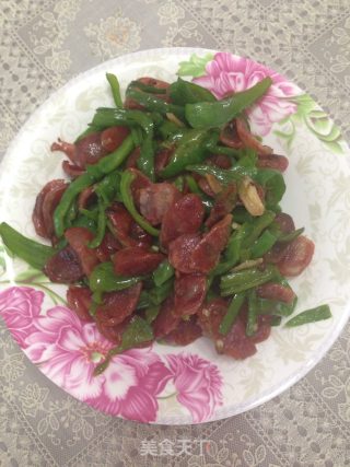 广式香肠炒辣椒的做法步骤：1