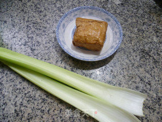 西芹炒香干的做法步骤：1