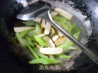 西芹炒香干的做法步骤：6