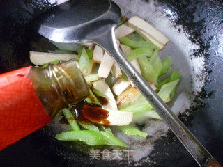 西芹炒香干的做法步骤：7