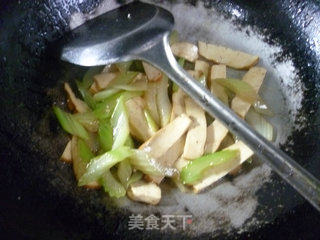 西芹炒香干的做法步骤：9