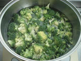 凉拌西兰花的做法步骤：3