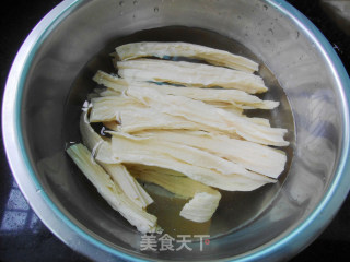 暖和煲仔菜--豉香腐竹鱼煲的做法步骤：1