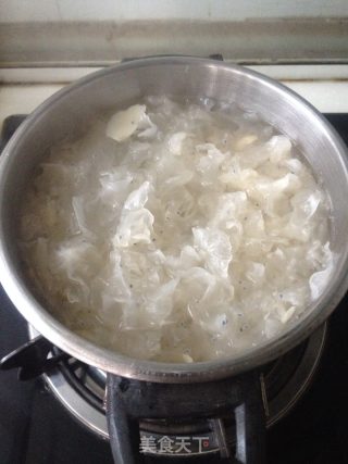 养颜修身玫耳汤的做法步骤：3