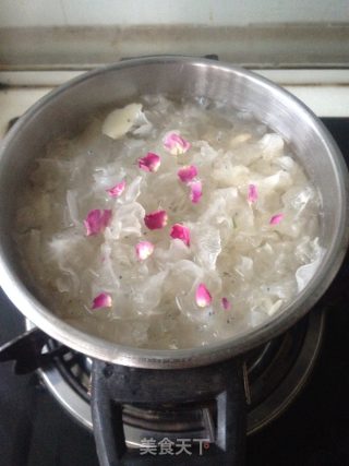 养颜修身玫耳汤的做法步骤：6