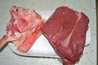 陕西风味—牛肉泡馍的做法步骤：1