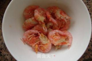 北极虾煎蒜苗蛋的做法步骤：1