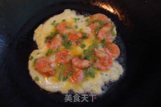 北极虾煎蒜苗蛋的做法步骤：6