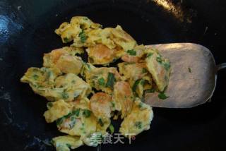 北极虾煎蒜苗蛋的做法步骤：10