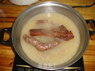 【蒜苗炒腊味】----自己做的腊肉腊肠，吃的很放心哦的做法步骤：1