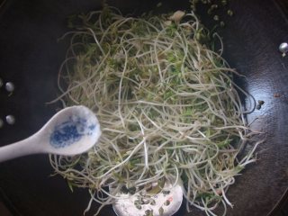 炒绿豆芽的做法步骤：5