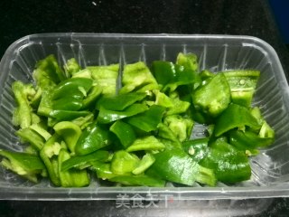 青椒炒鸡蛋的做法步骤：2