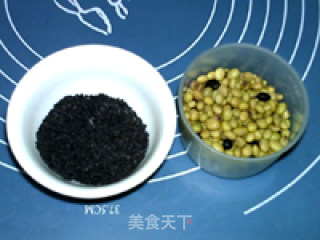 蜂蜜芝麻豆浆的做法步骤：1