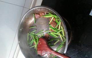 腊肠炒蒜苗的做法步骤：5