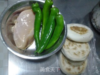 孜然鸡脯炒青椒的做法步骤：1