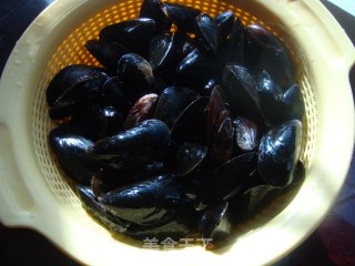 葡萄酒焗黑淡菜的做法步骤：1