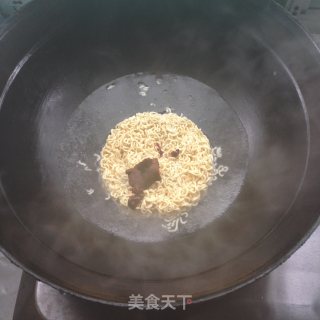 干锅康师傅香辣牛肉面（独家做法）的做法步骤：1