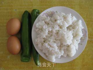尖椒鸡蛋炒饭的做法步骤：1