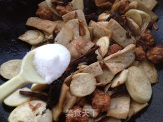 茭白菇香烧肉丸的做法步骤：4