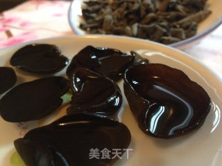 醋溜黑木耳山药片的做法步骤：1