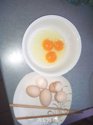 香菇炒鸡蛋的做法步骤：2