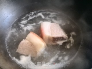 青椒莲白回锅肉的做法步骤：1