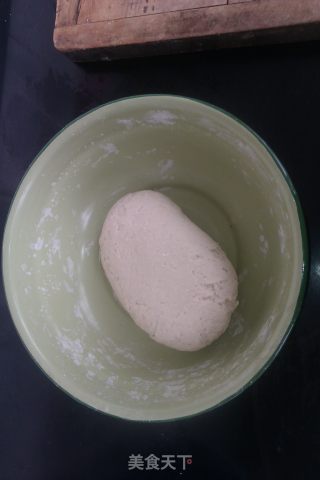 烫面饺子的做法步骤：1