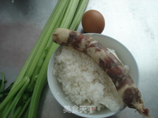 香肠西芹炒饭的做法步骤：1