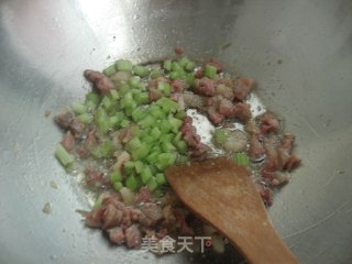 香肠西芹炒饭的做法步骤：5