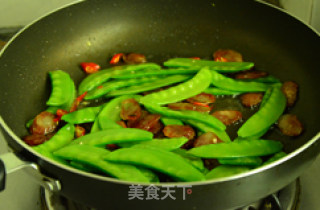芝香荷兰豆炒腊肠的做法步骤：5