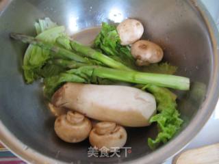 蘑菇蔬菜汤面的做法步骤：2