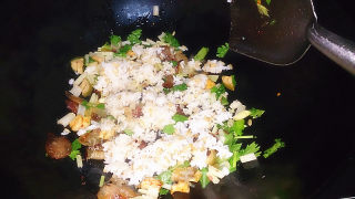 27的烹饪日记——剩菜剩饭的又一次华丽转身“腊肠大头菜燕麦炒饭”的做法步骤：6