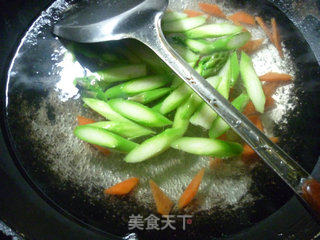 芦笋炒鸡蛋的做法步骤：4