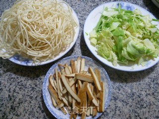 香干圆白菜炒面的做法步骤：1
