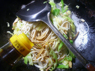 香干圆白菜炒面的做法步骤：5