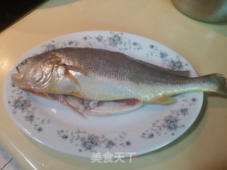 椒盐黄鱼的做法步骤：1