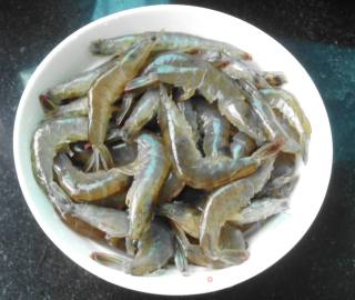 油润辣爆虾的做法步骤：2