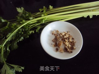 核桃仁拌香芹的做法步骤：1