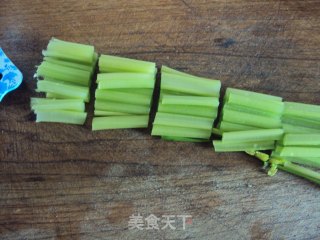核桃仁拌香芹的做法步骤：2