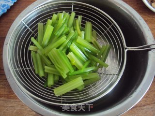 核桃仁拌香芹的做法步骤：5