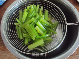 核桃仁拌香芹的做法步骤：6