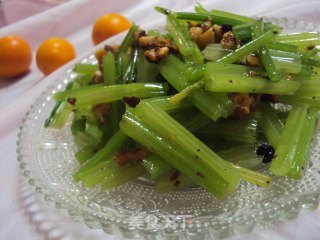 核桃仁拌香芹的做法步骤：8