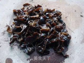 黑木耳炒鱿须的做法步骤：1
