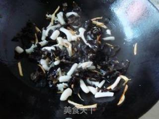黑木耳炒鱿须的做法步骤：5