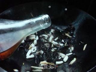 黑木耳炒鱿须的做法步骤：6