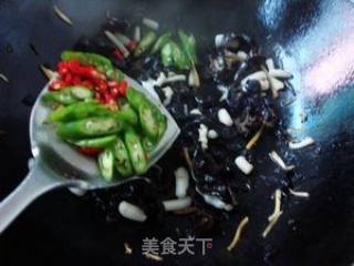 黑木耳炒鱿须的做法步骤：7