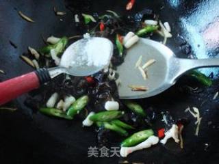 黑木耳炒鱿须的做法步骤：8