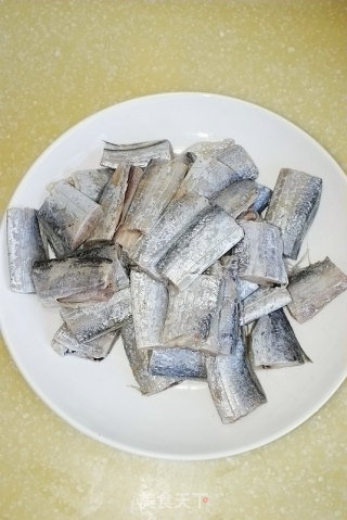 老少皆宜鲜美骨酥的带鱼罐头的做法步骤：1