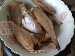 香煎黄花鱼的做法步骤：1